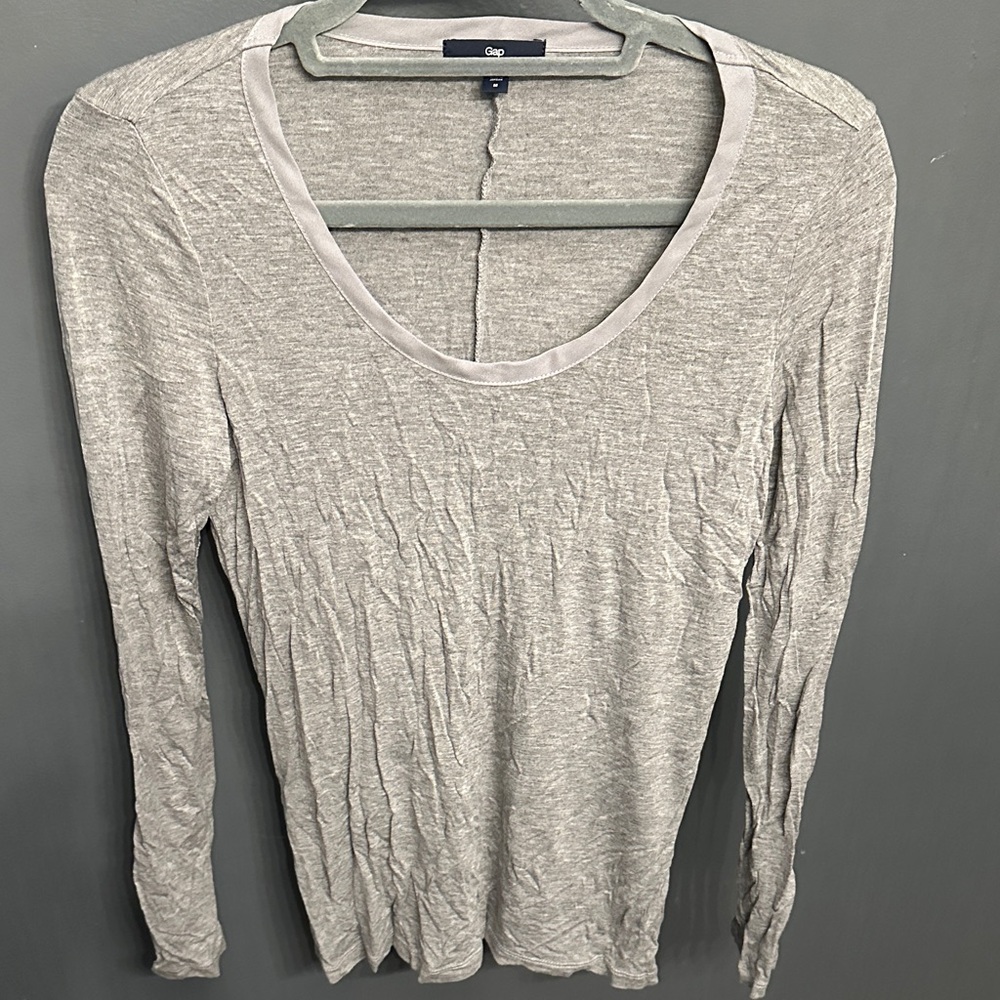 GAP Light Gray Long Sleeve Women's Tee